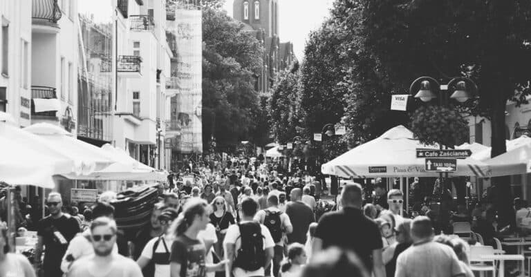 Places & Attractions Blogs | Articles | News | Tips & Tricks | Video | FAQ | Information | Infograph. 8 Q. Are there direct flights from EWR to FRA?