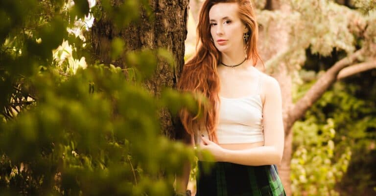 Places & Attractions Blogs | Articles | News | Tips & Tricks | Video | FAQ | Information | Infograph. 39 A young woman with long red hair poses by a tree in a lush New York park.