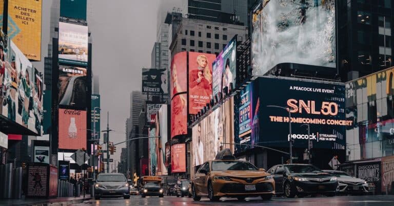 New York Blogs | Articles | News | Tips & Tricks | Video | FAQ | Information | Infograph. 26 Time Square NYC in the Evening