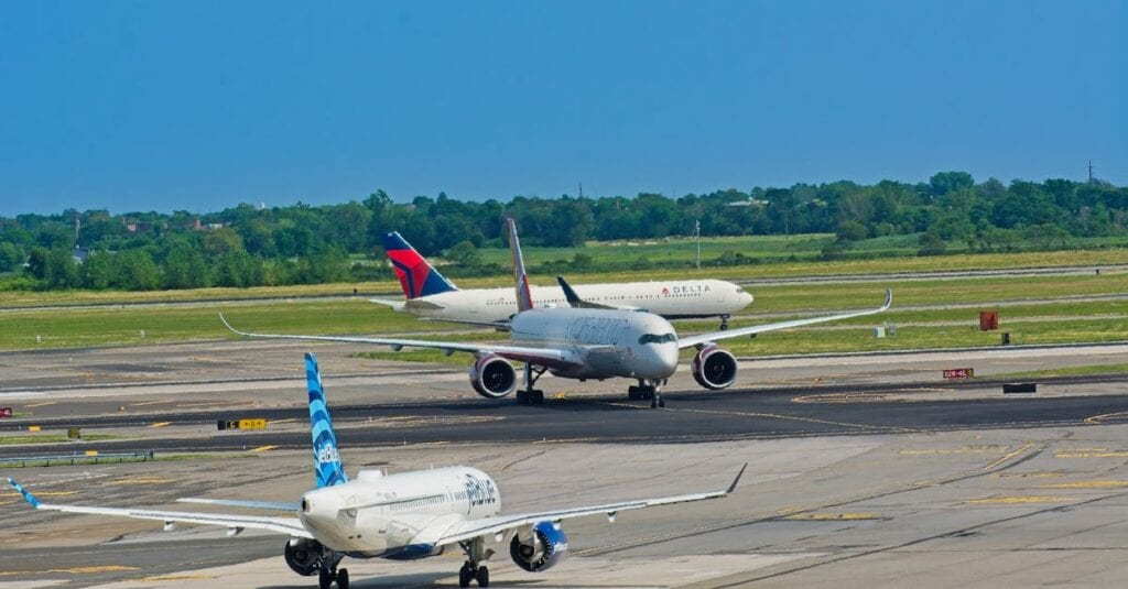 3 planes taxing at JFK