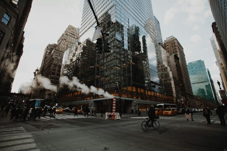 Airport Transfer Blogs | Articles | News | Tips & Tricks | Video | FAQ | Information | Infograph. 24 how to book a limo in New York street scene