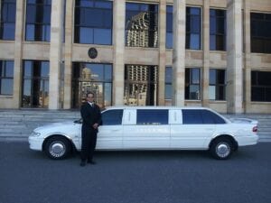 limousine, car, luxury, limo, vehicle, transportation, chauffeur, car wallpapers, transport, suit, man, white, stretch, male, automobile, building, blue car