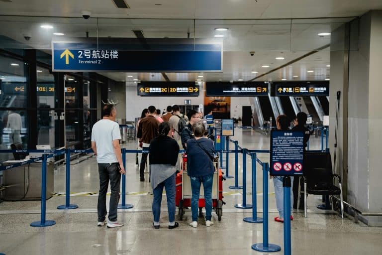 New York Blogs | Articles | News | Tips & Tricks | Video | FAQ | Information | Infograph. 25 Passengers queue at Terminal 2 in Shanghai Airport, China.