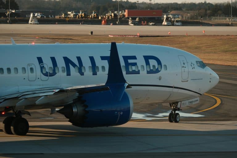Airport Transfer Blogs | Articles | News | Tips & Tricks | Video | FAQ | Information | Infograph. 33 United Airlines aircraft on runway, Washington D.C. airport.