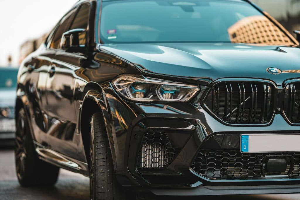 Eco friendly limo from LaGuardia to Manhattan providing sustainable luxury airport transfer Eco friendly limo from LaGuardia to Manhattan providing sustainable luxury airport transfer