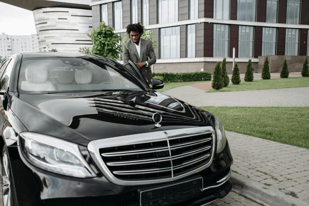 luxury limo airport service NYC JetBlack driver meet and greet JFK baggage claim name sign