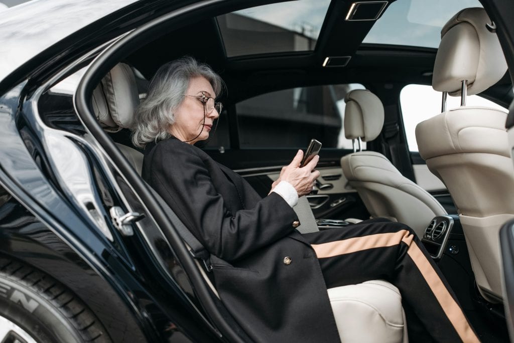 Reliable limos in Queens NY for early airport transfers 2026