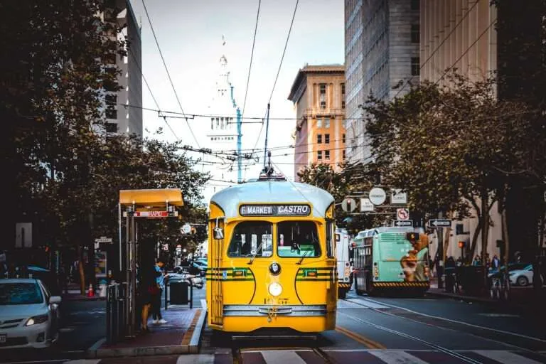 Q. What types of transportation and logistics services does El Al Matmid offer?