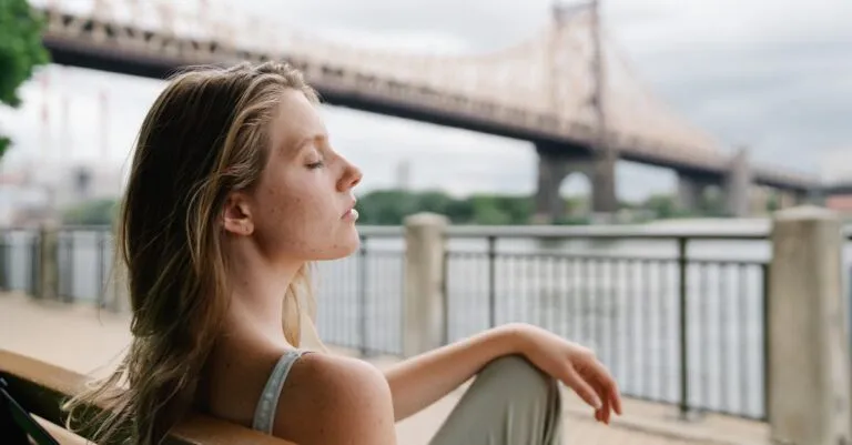 A luxurious New York City limo cruising over the Queensboro Bridge in 2025, Manhattan’s twinkling skyline ahead, offering a comfy ride for business travelers