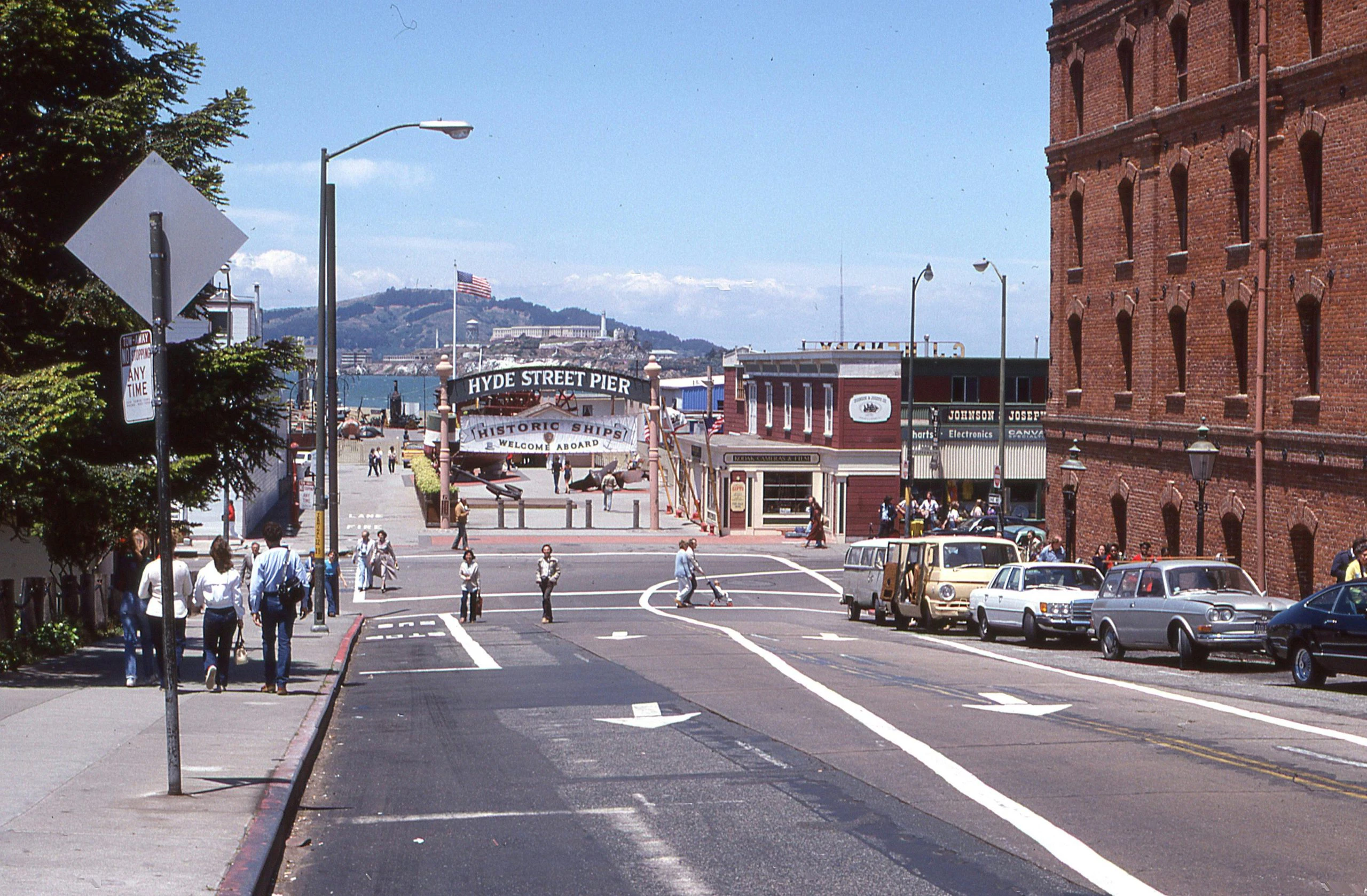 Blogs | Articles | News | Tips & Tricks | Video | FAQ | Infomation 16 View of tourists and cars near Hyde Street Pier in San Francisco, showcasing historic architecture and street life.
