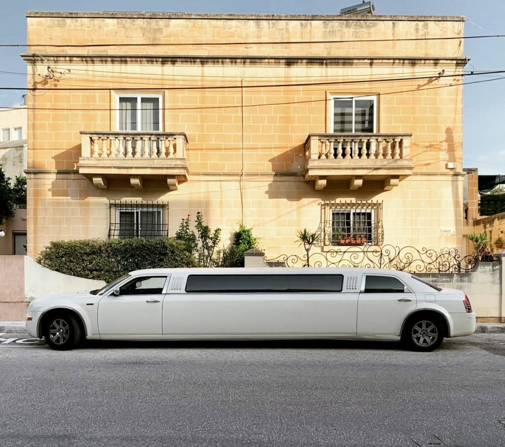 Unveiling Luxury and Punctuality: The Ultimate Guide to Hiring a Wedding Limousine with JetBlack Transportations 3 hire wedding limousine